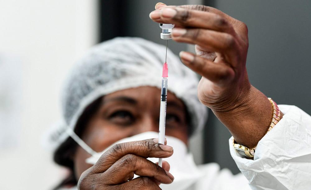 Países pobres receberam apenas 25 doses de vacinas e preocupa a OMS