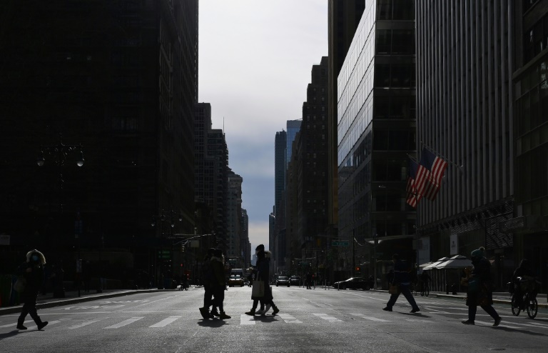 Poucos pedestres em uma área geralmente lotada de Midtown Manhattan na hora do almoço, em 25 de janeiro de 2021, em Nova York
