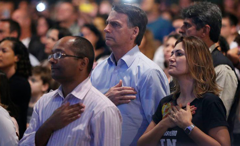Presidente e sua esposa, Michelle, participam de culto evangélico no Rio de Janeiro