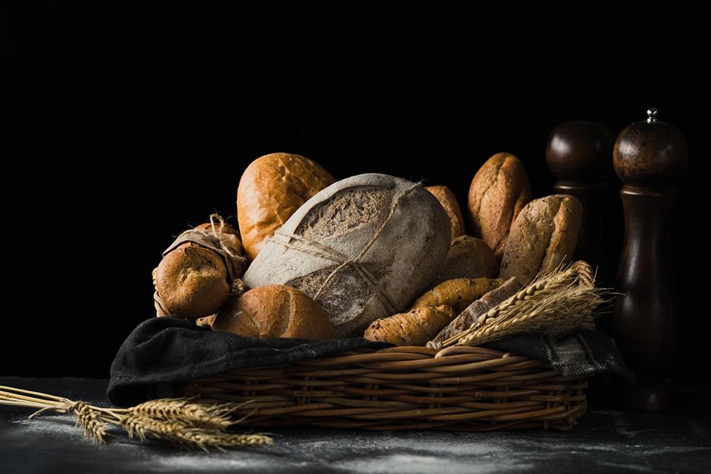 Para a mentalidade bíblica, o pão é um dos sinais primordiais da graça e do amor com que Deus nos sustenta e nos protege