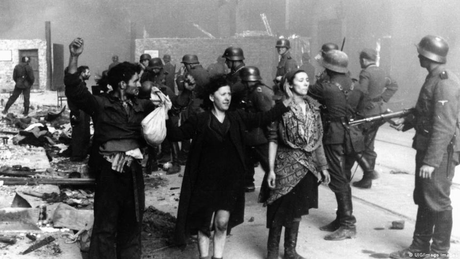 Duas mulheres da resistência capturadas pelos nazistas na invasão ao gueto de Varsóvia em 1943