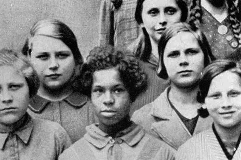 Estudante negra em foto de colégio alemão pré-segunda guerra