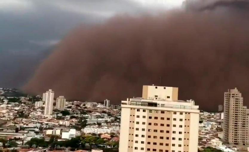 Imagem capturada de vídeo em Franca (SP), mostra a tempestade de poeira chegando à cidade