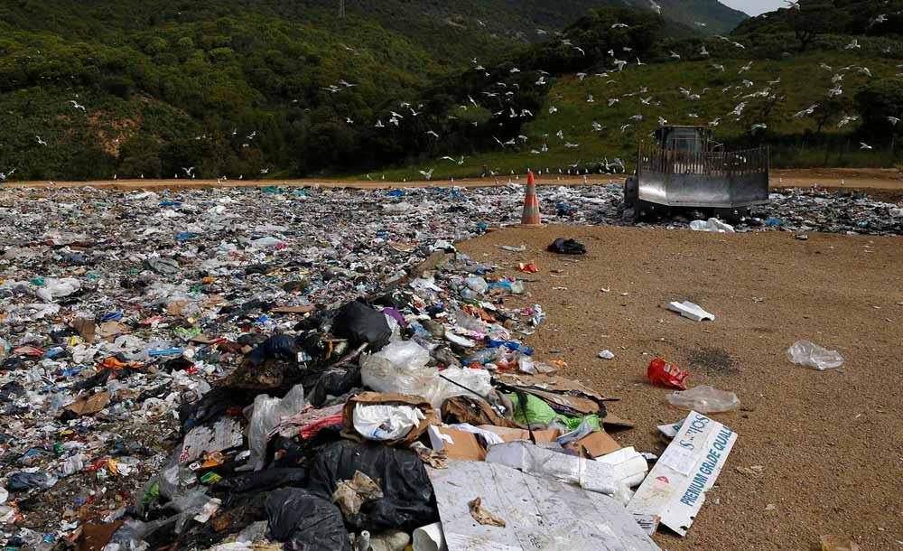 Coletor recolhe lixo plástico na Córsega, no Mar Mediterrâneo
