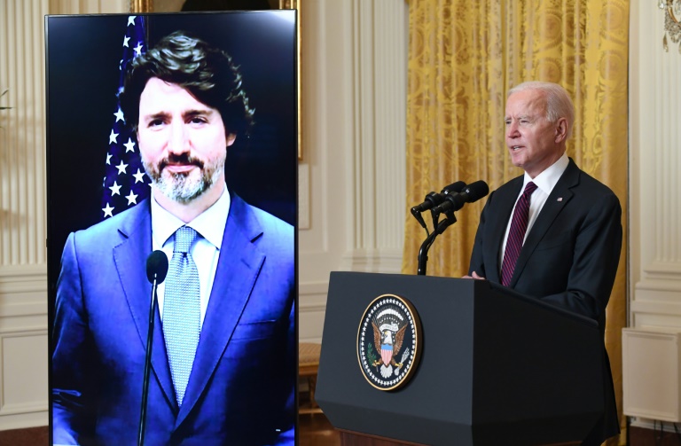 O presidente dos EUA Joe Biden fala por videoconferência com o primeiro-ministro canadense Justin Trudeau, na Casa Branca, em Washington, em 23 de fevereiro de 2021