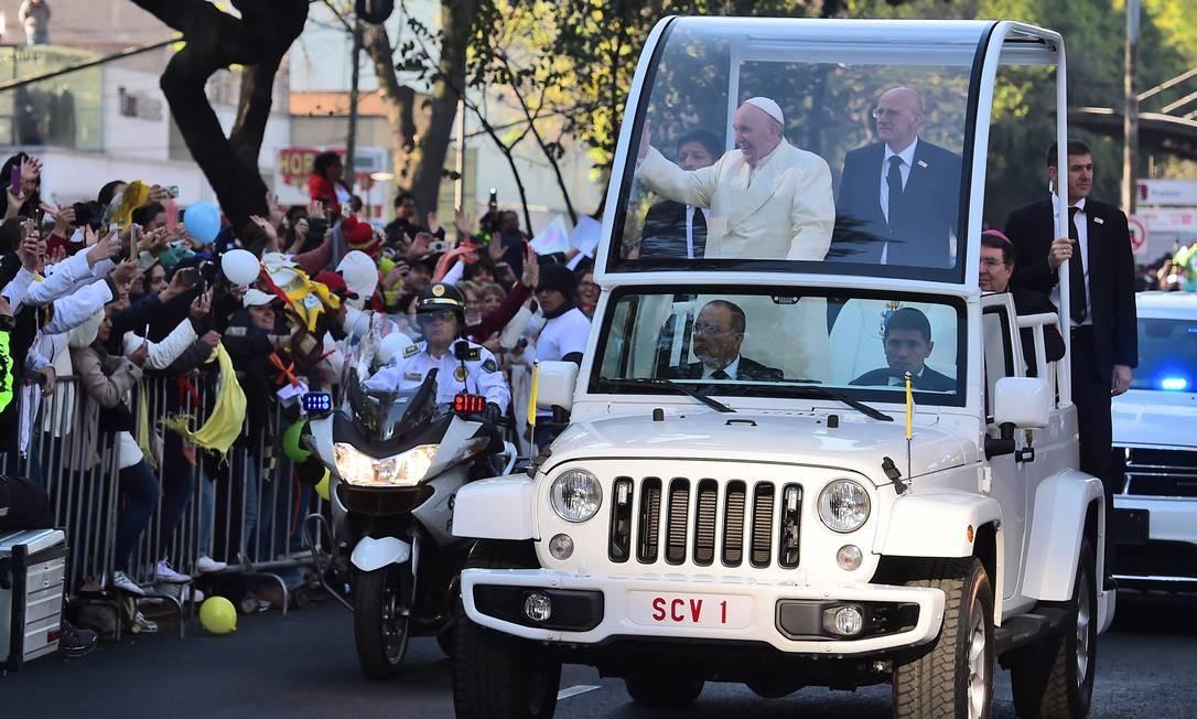 Papa Francisco acena para a multidão no papamóvel, a caminho do Palácio Nacional, na Cidade do México, em 2016