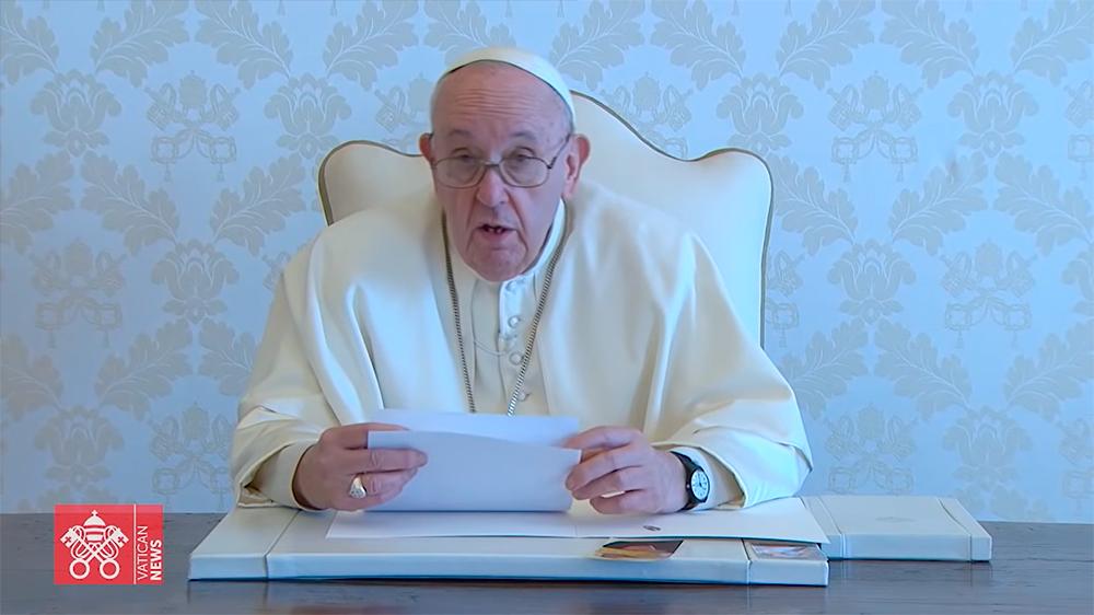 O Papa Francisco pede uma política que abra 'novos caminhos para que as pessoas se organizem e se expressem'