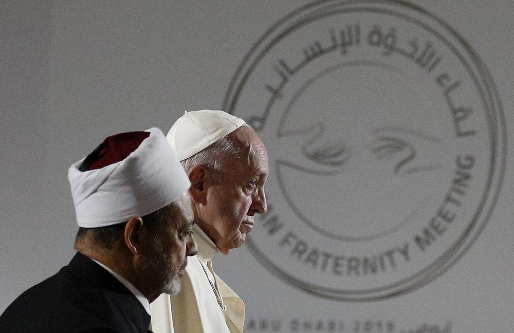 Papa Francisco e Sheik Ahmad el-Tayeb, grande imã da mesquita e universidade al-Azhar do Egito, chegam para um encontro inter-religioso no Memorial do Fundador em Abu Dhabi, Emirados Árabes Unidos, 4 de fevereiro de 2019