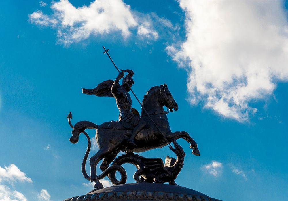 Estátua de São Jorge na Praça Manezhnaya, na Rússia, na região dos Jardins de Alexandre, em Moscou
