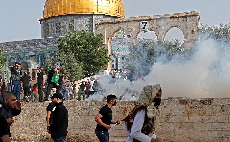 Palestinos se esquivam de granadas lançadas no entorno da mesquita de Al-Aqsa