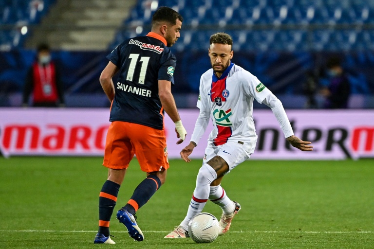 Neymar disputa a bola com Teji Savanier durante a semifinal da Copa da França entre PSG e Montpellier