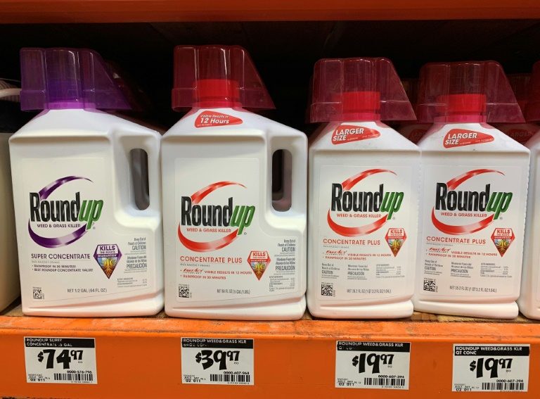 O herbicida Roundup, que é alvo de milhares de ações judiciais nos EUA, em uma loja de Los Angeles, Califórnia, em 1º de setembro de 2019