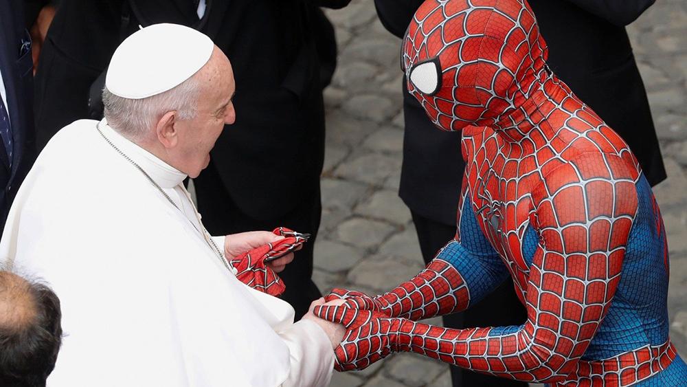 Pontífice recebe uma máscara do Homem-Aranha