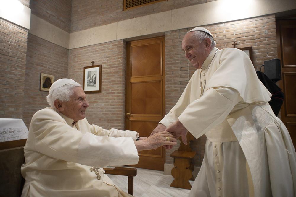 Visita, em 2020, do papa Francisco à Bento XVI, que hoje completa 70 anos de sacerdócio