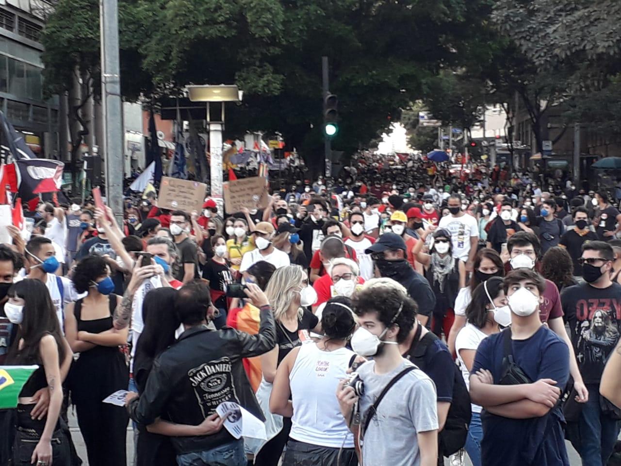 Milhares foram às ruas neste sábado em protesto contra Bolsonaro