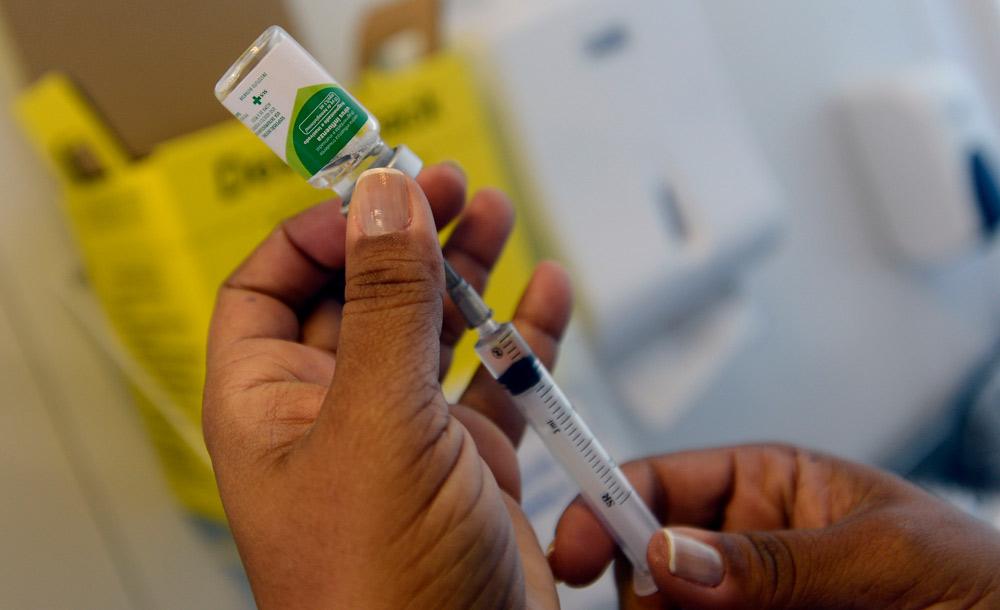 Para se vacinar contra a gripe, paciente deve obedecer intervalo de 14 dias para a vacina anticovid