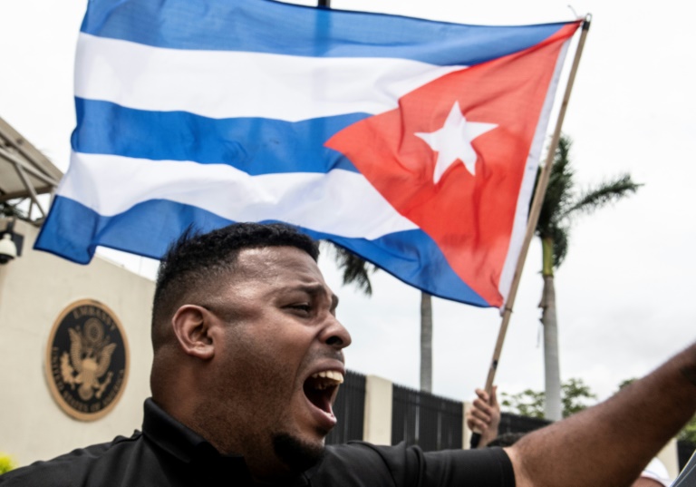 Cubanos residentes da Costa Rica protestam em frente à embaixada em San José