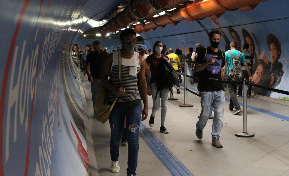 Passageiros circulam pelo metrô de São Paulo, na Estação Consolação