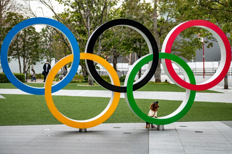 Escultura com os aros olímpicos