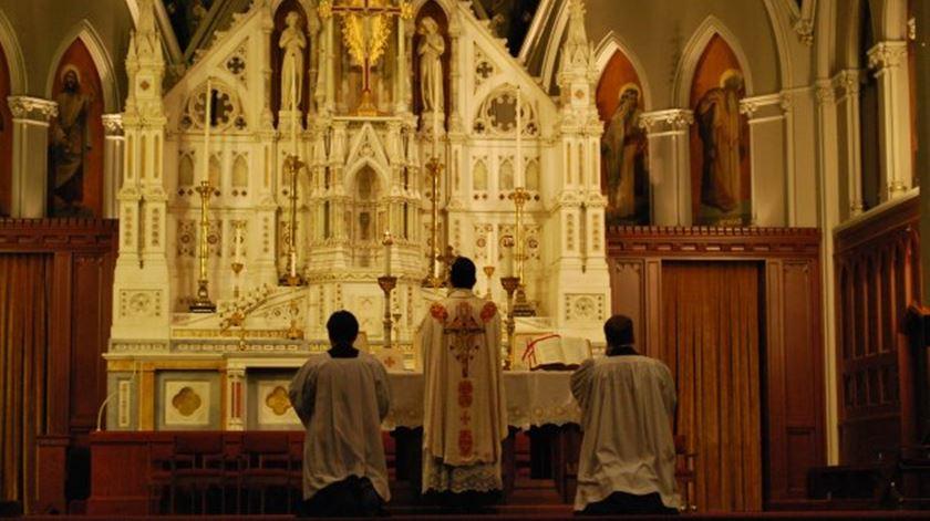 Novas normas sobre a missa antiga, maior responsabilidade ao bispo