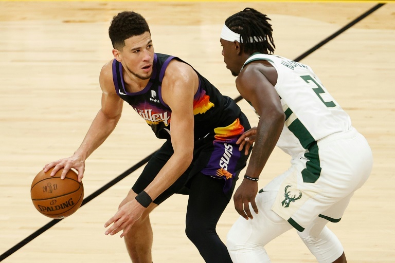 Lance da primeira partida das finais da NBA entre Phoenix Suns e Milwaukee Bucks