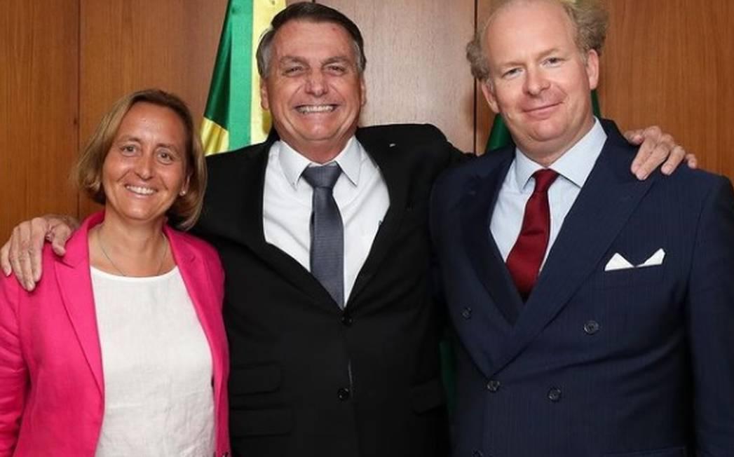 O presidente Jair Bolsonaro abraça a deputada alemã Beatrix von Storch e o marido dela, Sven von Storch