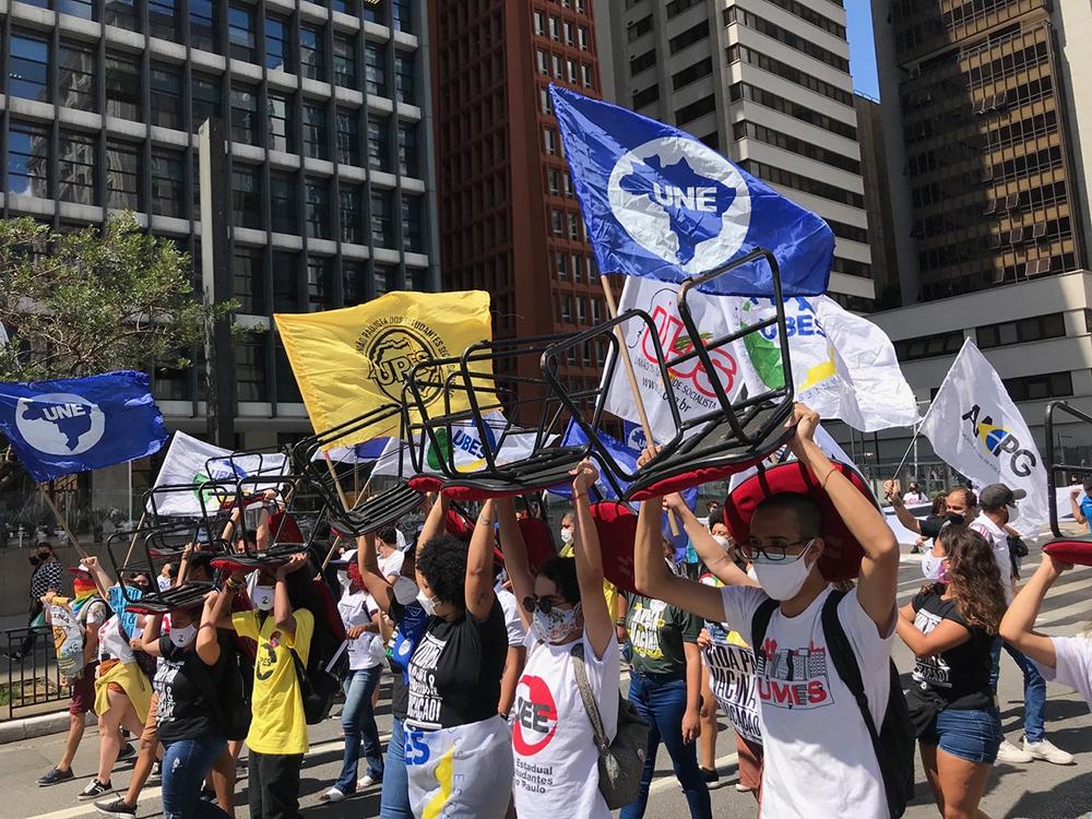 Manifestação de estudantes por 'vida, pão, vacina e educação' na Avenida Paulista em março de 2021