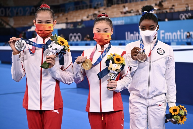 (esq. para dir.) As cinhesas Xijing Tang (prata) e Chenchen Guan (ouro) e a americana Simone Biles (bronze) posam durante a cerimônia de entrega das medalhas da trave na ginástica artística dos Jogos Olímpicos de Tóquio 2020 em 3 de agosto de 2021