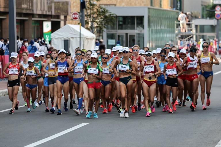 Atletas iniciam a prova da marcha atlética feminina de 20km nos Jogos Olímpicos de Tóquio-2020 no Parque Sapporo Odori em Sapporo em 6 de agosto de 2021