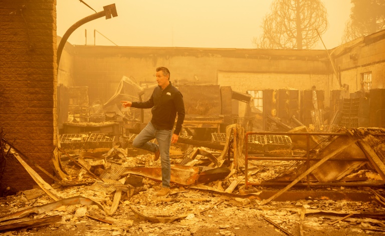 O governador da Califórnia, Gavin Newsom, no centro de Greenville, uma cidade destruída pelo incêndio Dixie, em 7 de agosto de 2021