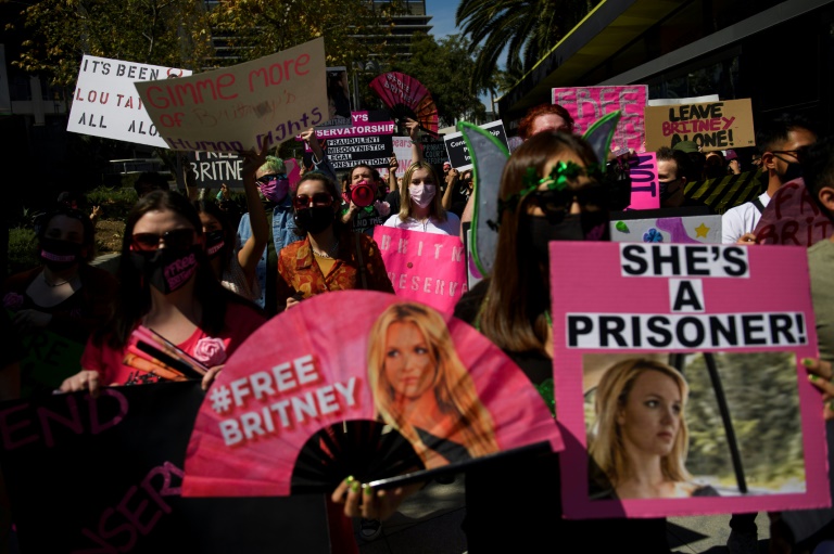 Apoiadores do #FreeBritney manifestam-se após uma audiência no tribunal de tutela em Los Angeles em março de 2021