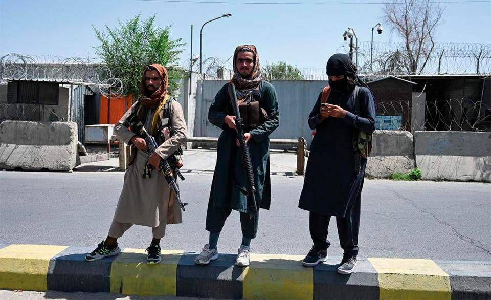 Milicianos do Talibã montam guarda em avenida de Cabul: temor generalizado