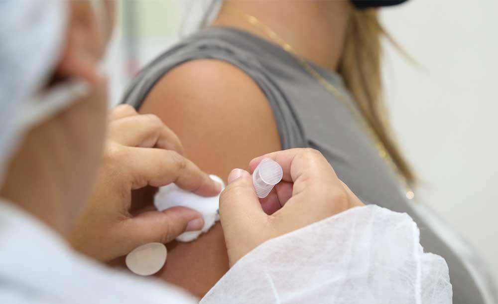 Postos vão abrir sábados e domingos para adiantar vacina em Belo Horizonte
