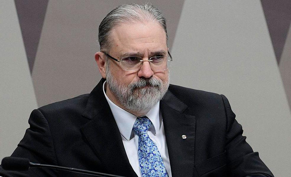O procurador-geral da República Augusto Aras é acusado de inércia diante dos ataques de Bolsonaro às instituições