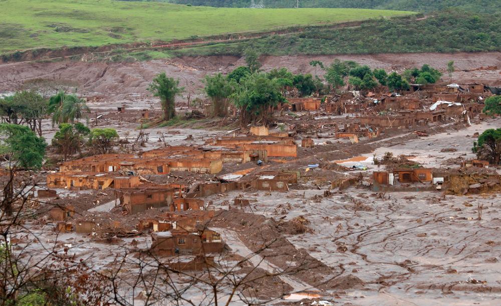 O rompimento da barragem de rejeitos da mineradora Samarco, cujos donos são a Vale a anglo-australiana BHP, em Bento Rodrigues, em Mariana (MG)