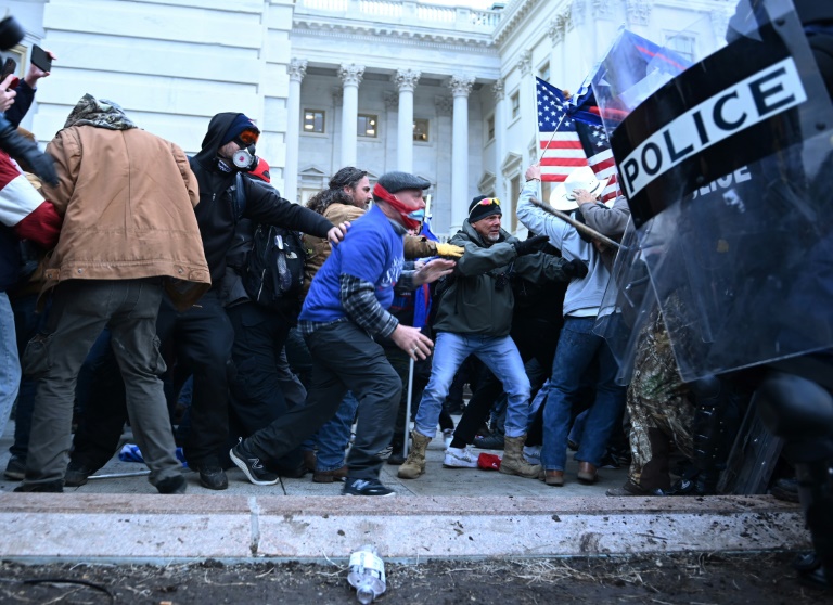 Apoiadores de Donald Trump entram em confronto com a polícia e as forças de segurança durante a apreensão do Capitólio dos Estados Unidos em 6 de janeiro.