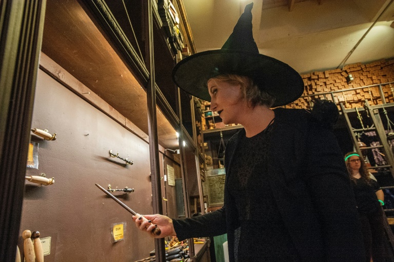 Muitas pessoas se reúnem todos os anos durante o Halloween em Salem, Massachusetts, cenário da histeria em massa pelas bruxas no século XVII