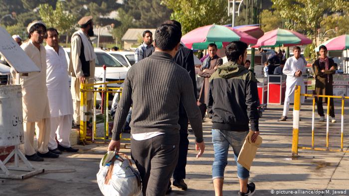 Dezenas de milhares de afegãos lutam em vão por uma autorização de residência na Alemanha todos os anos
