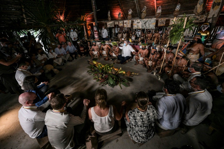 O presidente colombiano Ivan Duque é visto sentado ao lado de indígenas da Amazônia e embaixadores na Colômbia durante convenção sobre a biodiversidade em Leticia, Colômbia, em 30 de agosto de 2021