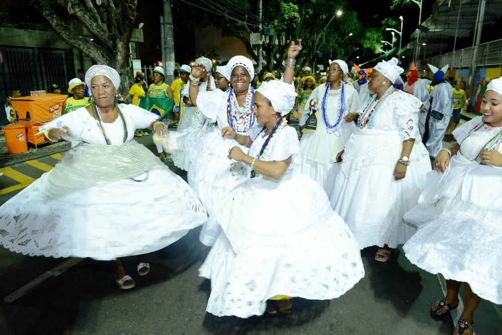 O samba, como gênero musical, é o terreiro que se expande e vai a rua