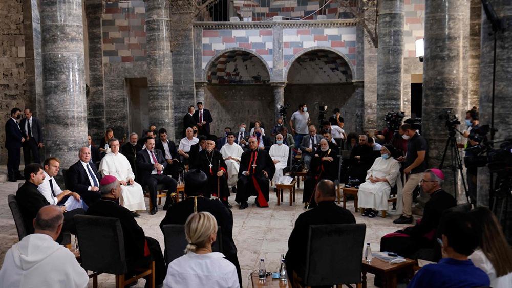 O presidente francês Emmanuel Macron (Esq) se encontra com lideranças cristãs durante uma visita à Igreja de Nossa Senhora da Hora em Mosul, na província de Nínive, no norte, em 29 de agosto de 2021