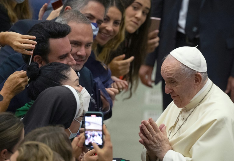 O papa Francisco fala com fiéis após a audiência geral de quarta-feira no Vaticano