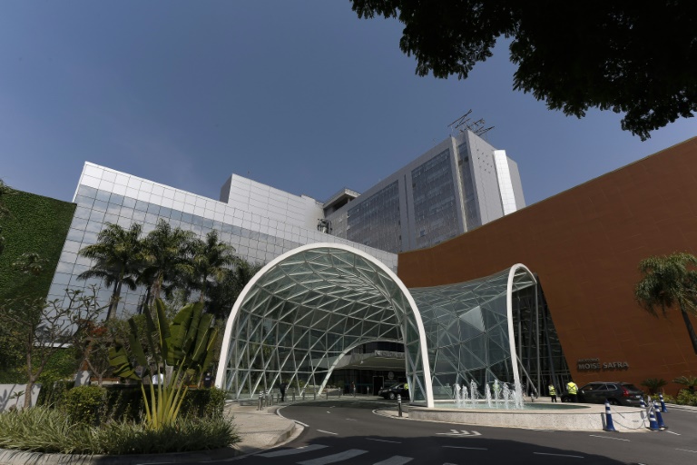 Vista geral da entrada do Hospital Albert Einstein, em São Paulo, onde o astro Pelé está internado