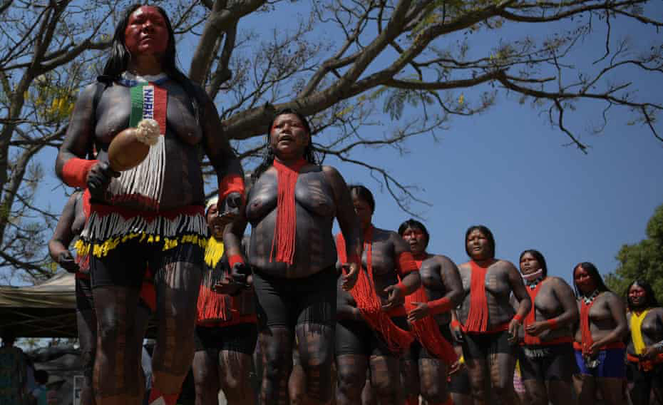 Mulheres indígenas marcham durante manifestação para pressionar antes de decisão da Suprema Corte que definirá o futuro de suas terras ancestrais em Brasília