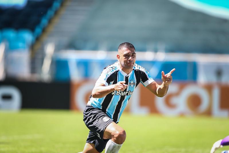 Meia-atacante deixou o dele no triunfo do Grêmio
