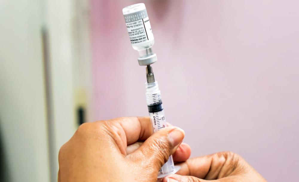 O total de pessoas com vacinação completa contra a Covid-19 no Brasil chegou nessa terça a 75.579.345, ou 35,43% da população