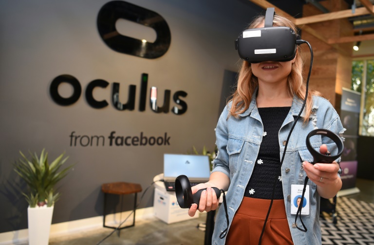 Funcionária do Facebook testa um dispositivo Oculus na sede corporativa da empresa