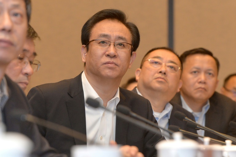Xu Jiayin (C), fundador da Evergrande, em 5 de junho de 2017