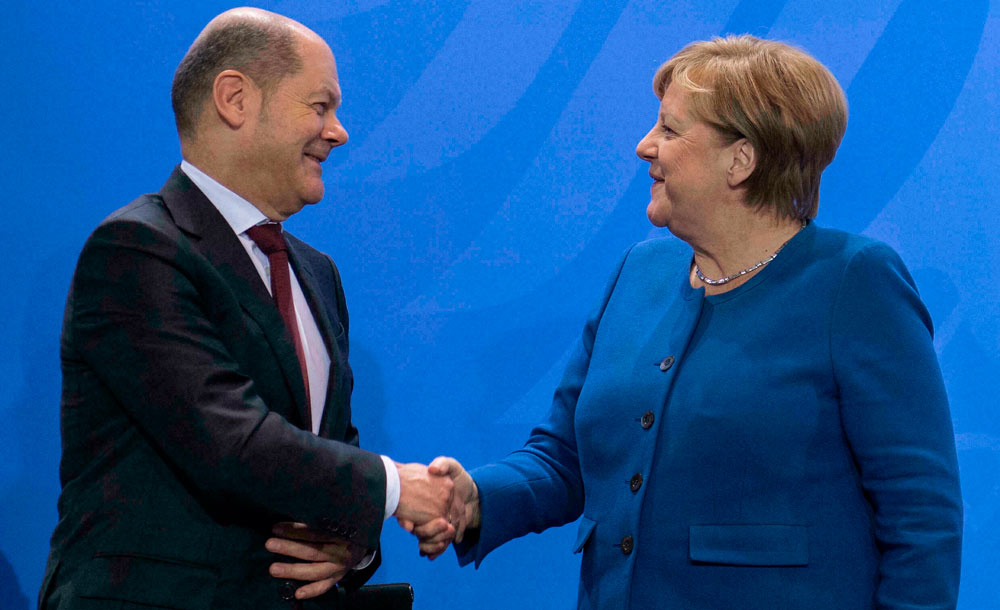 O líder do SPD, partido social-democrata, Olaf Scholz, cumprimenta a chanceler Angela Merkel
