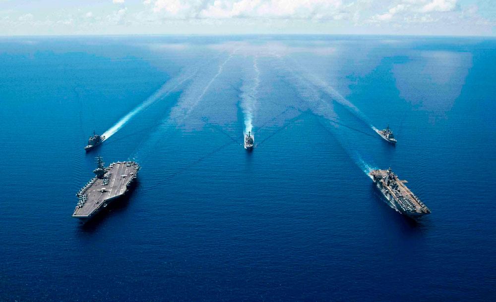 Frota naval dos Estados Unidos liderada pelo porta-aviões USS Reagan